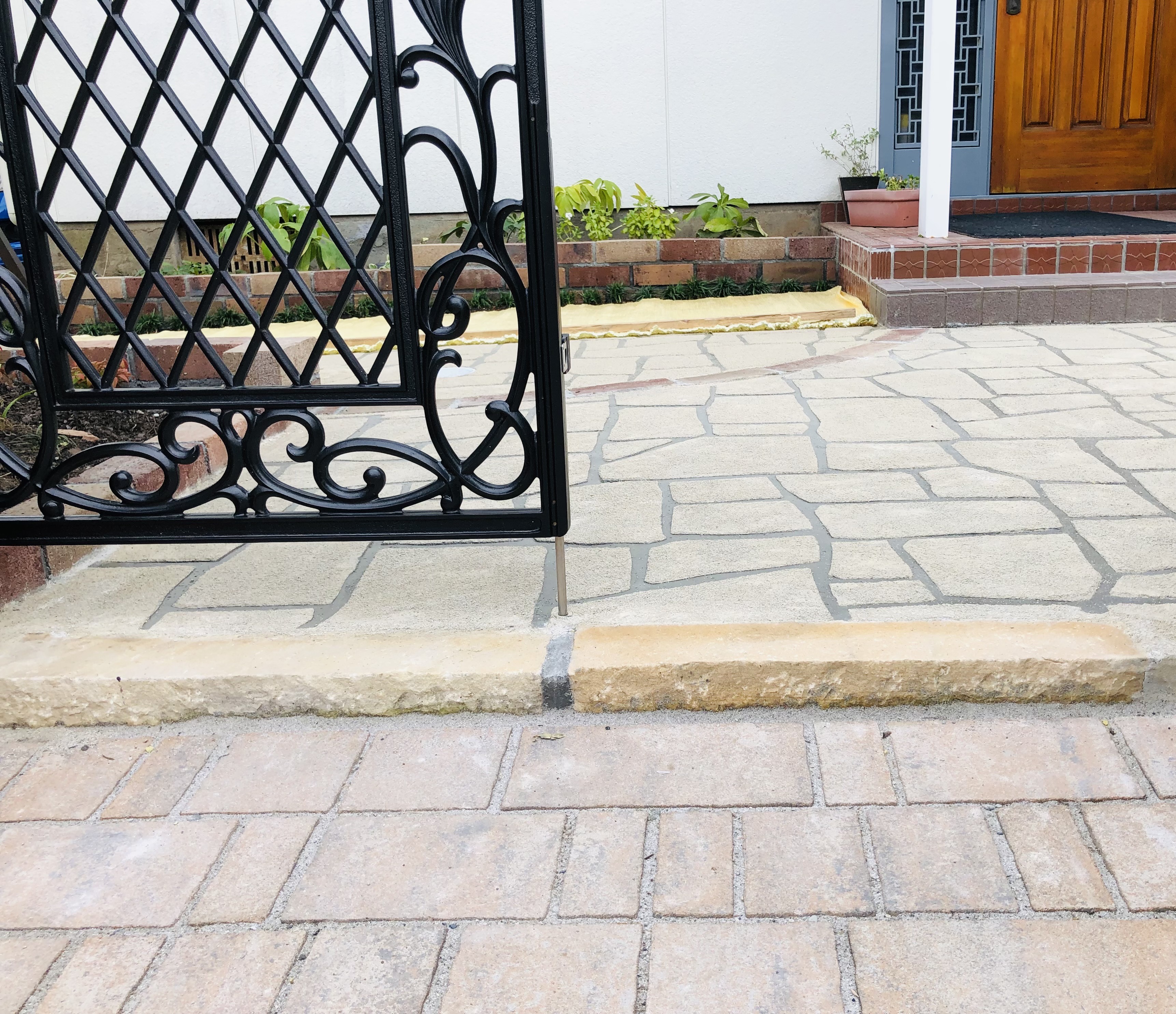 岡谷市のスタイリッシュなアプローチ施工事例 メイン写真 - 職人直営のアシスタンス心和