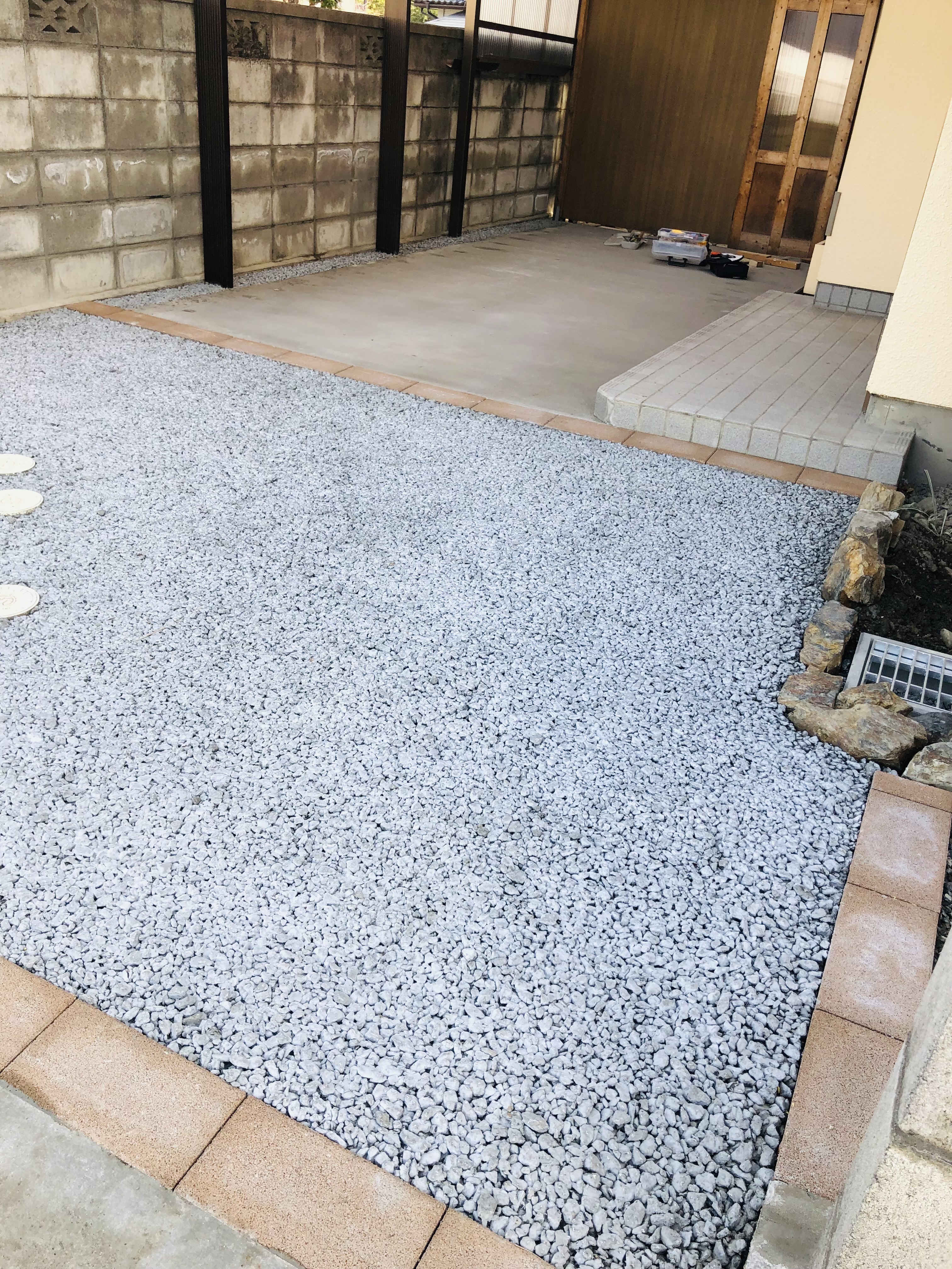 松本市の芝・砂利・雑草対策｜手間いらずの駐車場施工事例3 - 職人直営のアシスタンス心和