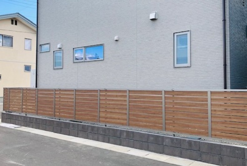 長野市のフェンス付きウッドデッキ施工事例4 - 職人直営のアシスタンス心和